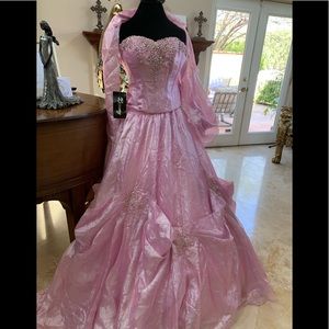 New  Quinceanera Stunning 2 Piece Dress & Shawl